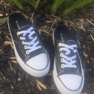 Airwalks Chuck Taylor look slip ons-black - used 1